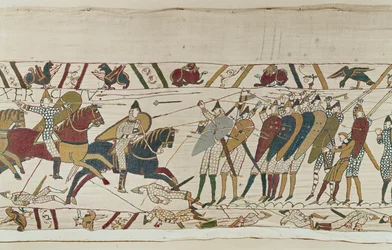 La bataille commence alors que la cavalerie normande attaque le mur de boucliers anglais, Tapisserie de Bayeux